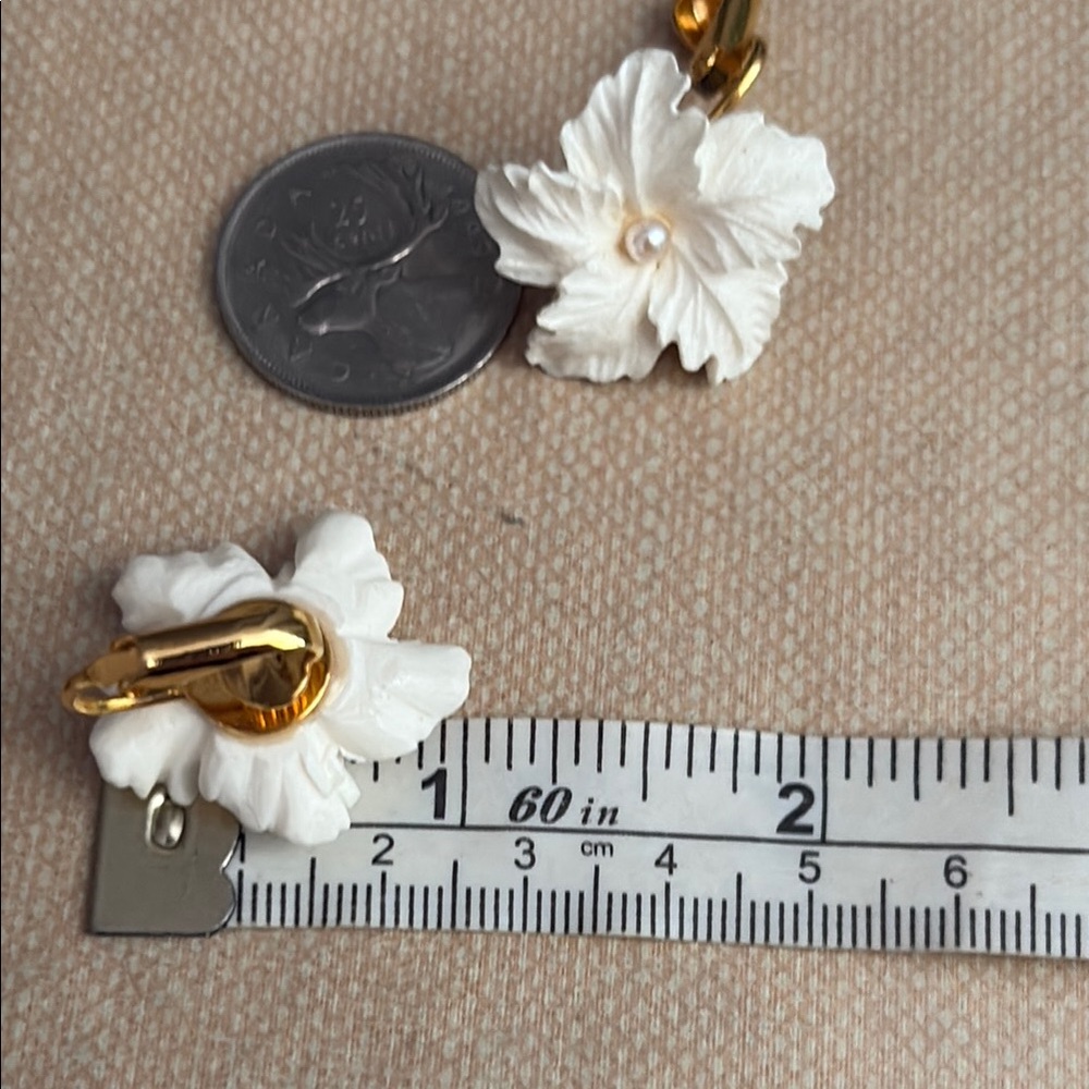 Avon Vintage 80s Soft White Pearl Centre Poinsettia ClipOn Earrings NIB 54 - Picture 12 of 14